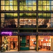 Preview: MOXY CHELSEA Presents a Spring Thing-Floral Arranging with Starbright Floral Design Inspired by &ldquo;Moulin Rouge&rdquo;