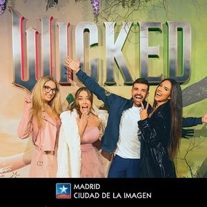 WICKED: PARTE II reúne a su equipo de doblaje español en un pase especial en…