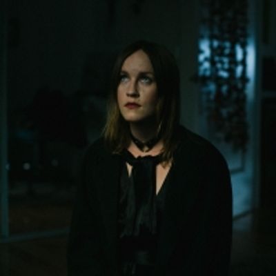 Johanna Warren Releases Grunge-Inspired 'Twisted' Video