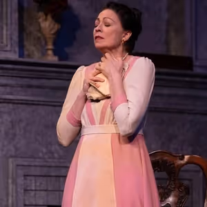 Review: HEDDA GABLER at Kavinoky Theatre
