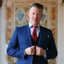 Eddie Perfect Joins The Cast Of Dolly Parton's 9 TO 5 in Australia