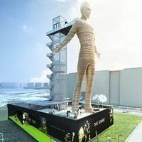 The Giant - Live Moving Statue to Welcome Guests In Barcelona