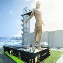 The Giant - Live Moving Statue to Welcome Guests In Barcelona