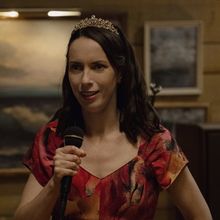 Video: Kate O'Flynn Learns How to Host a Party in WIDOW'S BAY Sneak Peek Clip