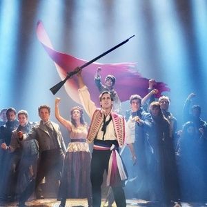 LOS MISERABLES celebra sus primeras 100 funciones coincidiendo con el aniversario de…