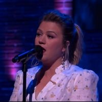 VIDEO: Kelly Clarkson Covers 'Don't Know Why'