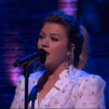 VIDEO: Kelly Clarkson Covers 'Don't Know Why'
