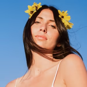 Lily Meola Shares '(Don't Quit Your) Daydream'