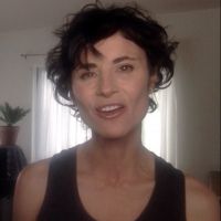 Living Room Concerts: FUN HOME Star Beth Malone Sings 'Ring Of Keys'
