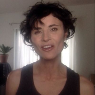 Living Room Concerts: FUN HOME Star Beth Malone Sings 'Ring Of Keys'