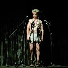 Crítica: AZUL BOSQUES at Teatro La Capilla