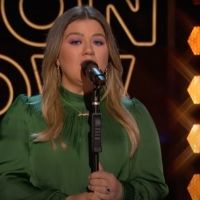 VIDEO: Kelly Clarkson Covers 'My Way' Video