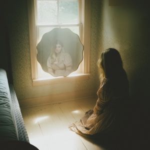 Video: Brynn Elliott Releases 'Shiny Happy People' Single and Video