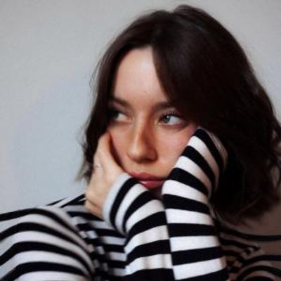 Dee Holt to Release New EP MAKES ME WONDER, Shares "How About You"