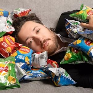 EDINBURGH 2025: Review: STUART MCPHERSON: CRISPS AND A LIE DOWN