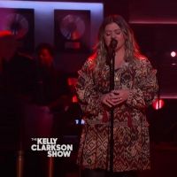 VIDEO: Kelly Clarkson Performs 'Give Me One Reason'