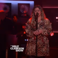 VIDEO: Kelly Clarkson Performs 'Give Me One Reason'