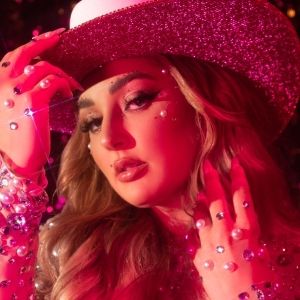 Jenna DeVries Releases New Single 'Rhinestone Cowgirl'