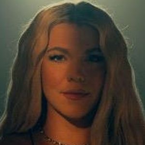 Kimberly Perry Returns With 'Fool's Gold'