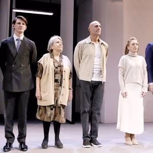 Video: Opening Night Red Carpet of OEDIPUS With Mark Strong, Lesley Manville and More