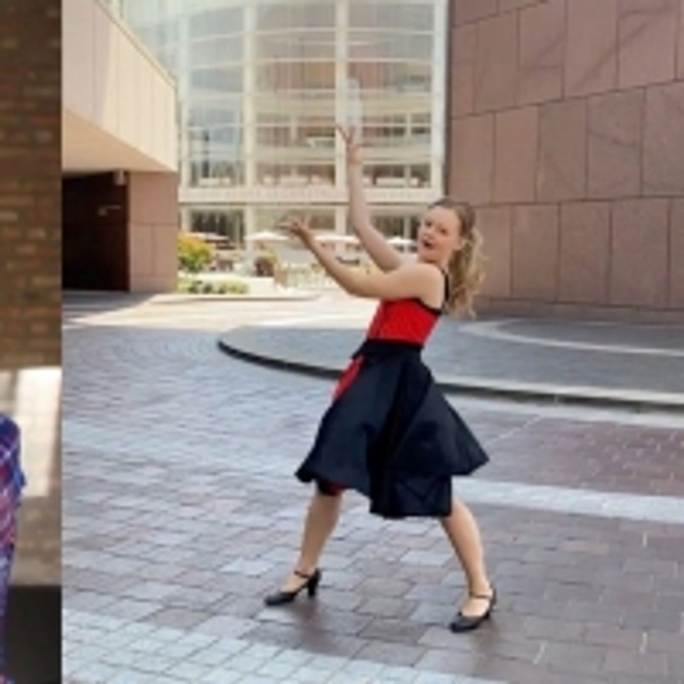 Wake Up With BWW 8/30: Amber Riley Sings 'Defying Gravity', Sara Bareilles Prepares For WAITRESS, and More!  Image