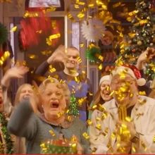 Video: MRS. DOUBTFIRE Performs Their Christmas Song 'Nollaig Chridheil'