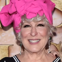 Photos: Bette Midler, Sarah Jessica Parker & the HOCUS POCUS 2 Cast Hit the Red…