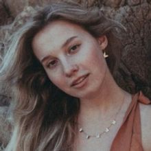 Sydney Rose Unveils New Single 'Bedroom Floor'