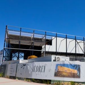 BUSCANDO A AUDREY cancela su estreno en Madrid y paraliza las obras de su teatro