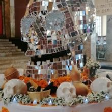 Estudiantes De Artesanías Montan Macro Cráneo En Palacio De Bellas Artes