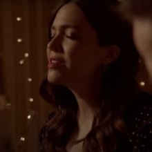 VIDEO: Mandy Moore Performs 'How Could This Be Christmas?' on THE TONIGHT SHOW