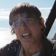 VIDEO: Tom Cruise Thanks Fans Mid-Air for TOP GUN: MAVERICK Success