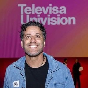 Luis Salgado dirige simultáneamente ON YOUR FEET y 1776: Un puente latino en la historia de EE. UU.