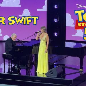 Video: Taylor Swift Surprises Attendees with Performance of New TOY STORY 5 Song at…