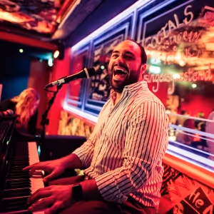 SingEasy Brings the Party to Theatreland