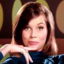 Video: Bernadette Peters, Joel Grey & More Featured in BEING MARY TYLER MOORE Documen