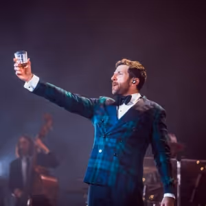 Brett Eldredge Sets 12-Date 2025 Glow Holiday Tour
