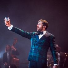 Brett Eldredge Sets 12-Date 2025 Glow Holiday Tour