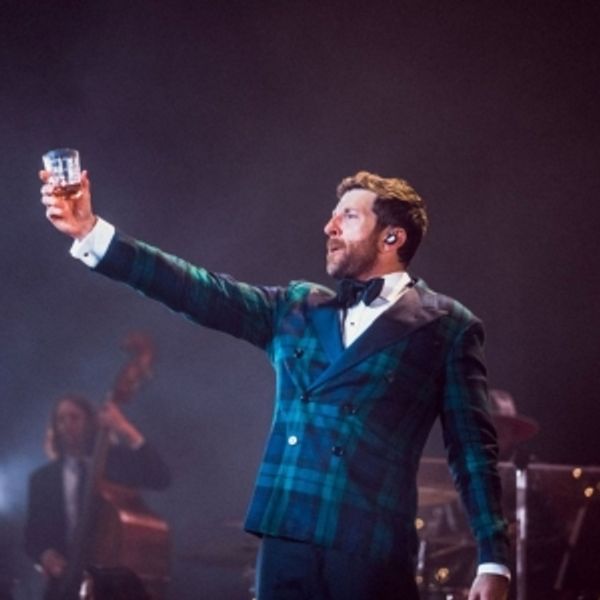Brett Eldredge Sets 12-Date 2025 Glow Holiday Tour Photo