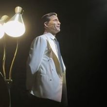 Video: Dez Duron Sings to MAYBE HAPPY ENDING Audience During Tech Hold