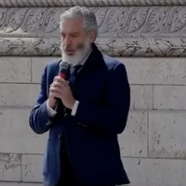 VIDEO: Christos Giannopoulos Performs the Greek and French National Anthems - Broadway Theater Video