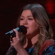 VIDEO: Kelly Clarkson Covers 'Should I Stay or Should I Go'