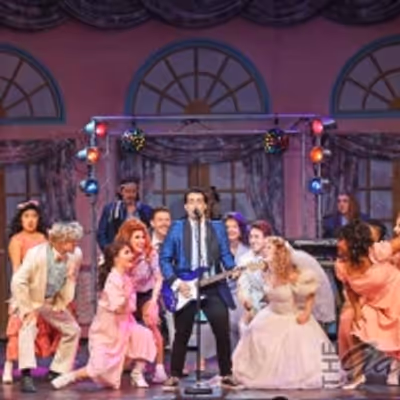 Review: THE WEDDING SINGER Brings the 80s Back To Life At The Gateway