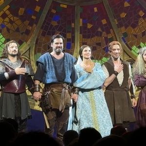 TV: LOS PILARES DE LA TIERRA se despide de la Gran Vía con una emocionante función final