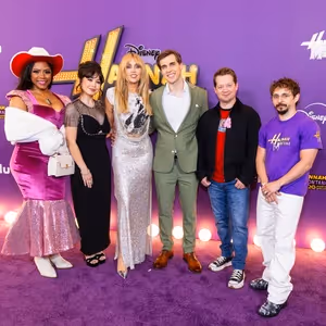 Photos: Miley Cyrus Reunites with HANNAH MONTANA Stars at 20th Anniversary Special…