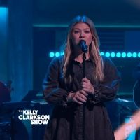 VIDEO: Kelly Clarkson Covers 'No One Needs To Know' on THE KELLY CLARKSON SHOW