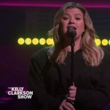 VIDEO: Kelly Clarkson Covers 'Girls Just Wanna Have Fun'