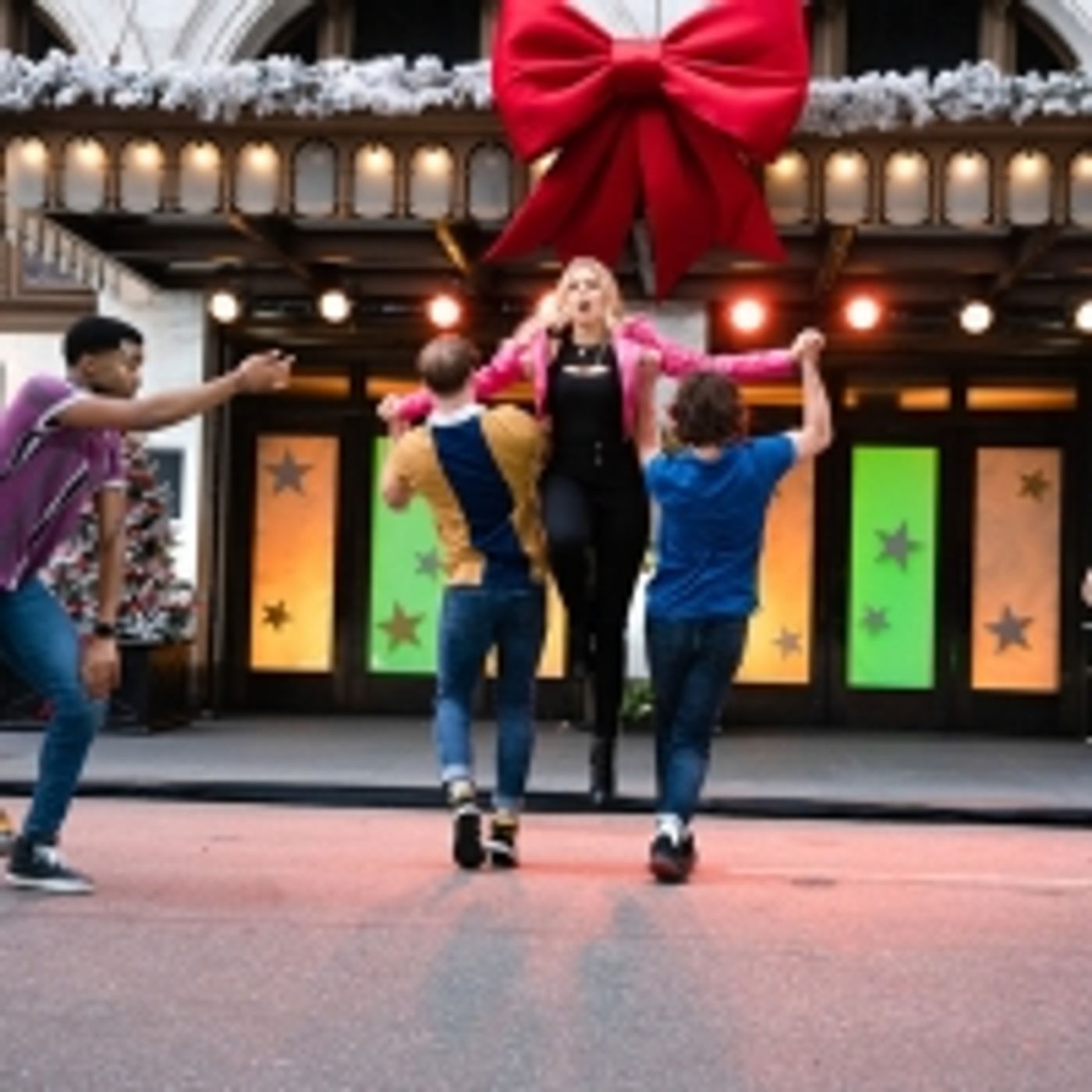 Wake Up With BWW 11/27: HAMILTON and MEAN GIRLS Perform on the Thanksgiving Day Parade, and More!  Image