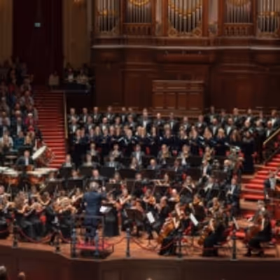 Feature: OEKRA&Iuml;ENS ORKEST EN KOOR GEVEN NEDERLANDSE CONCERTEN!
