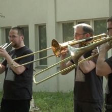 VIDEO: Deutsche Oper Musicians Perform at Nursing Homes
